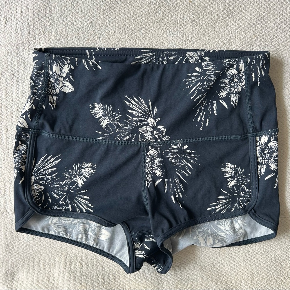 Vuori Navy Floral Activewear